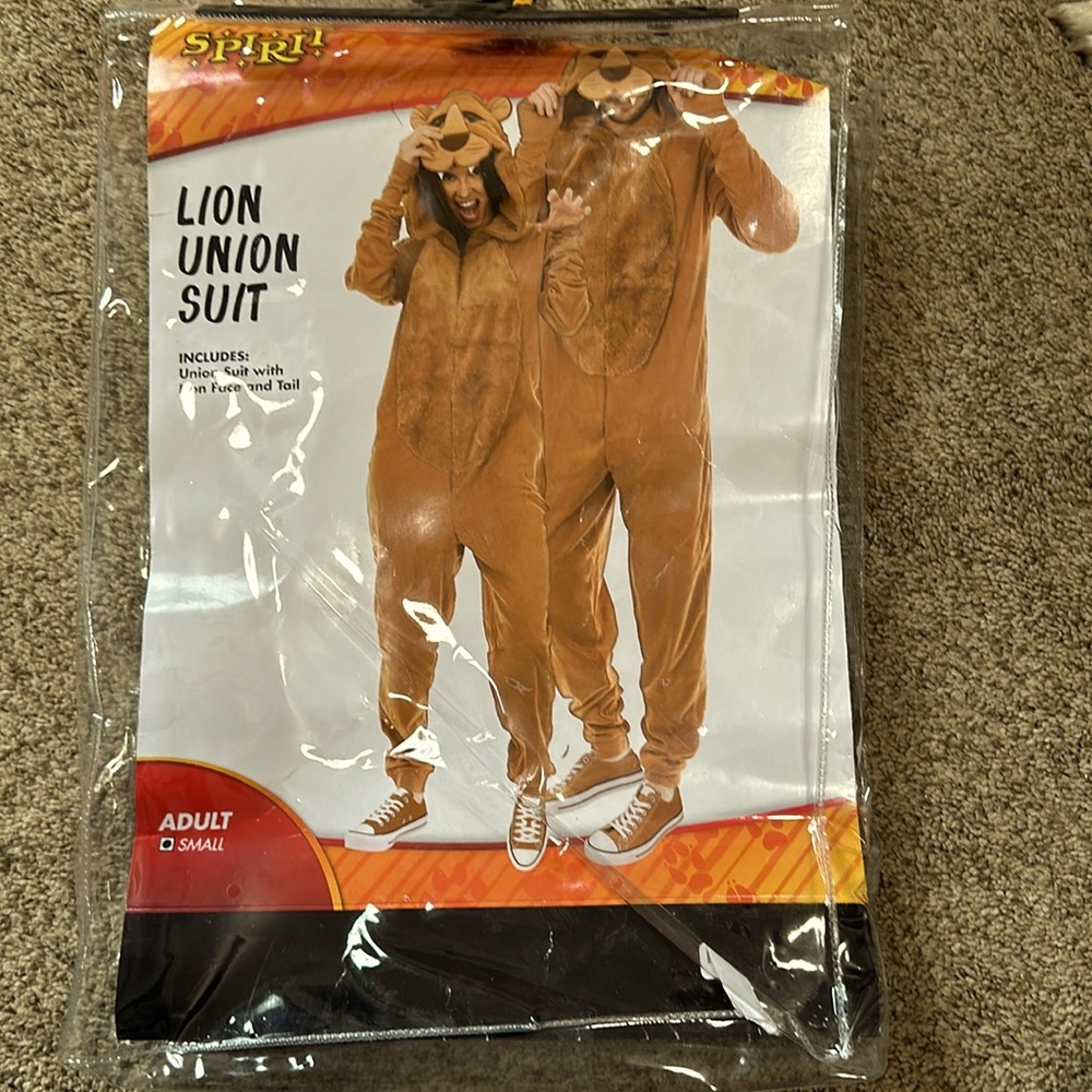 Excellent condition women’s small lion costume for Halloween.🎃 only wore once